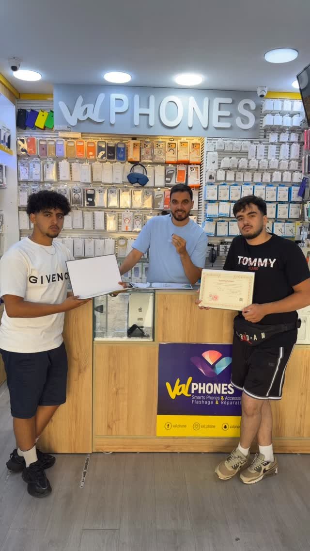 Remise d'un MacBook et d'un certificat à un client
